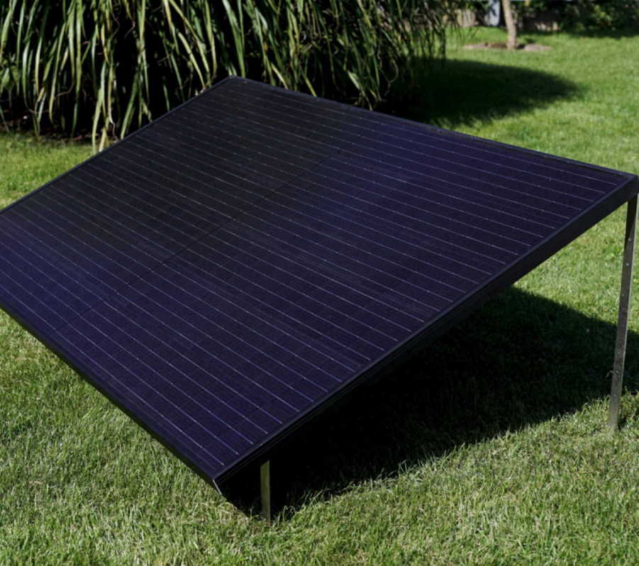 EET Lightmate G+ zwei Solarmodule mit Aufsteller im Garten 